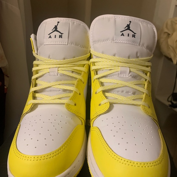 Authentic Yellow Rose Jordan Mids- 7Y/8.5 Women’s - Picture 5 of 6